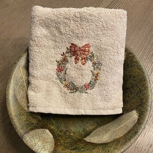 NWT LCW Home Christmas Wreath Embroidered Coton Hand and Face Towel